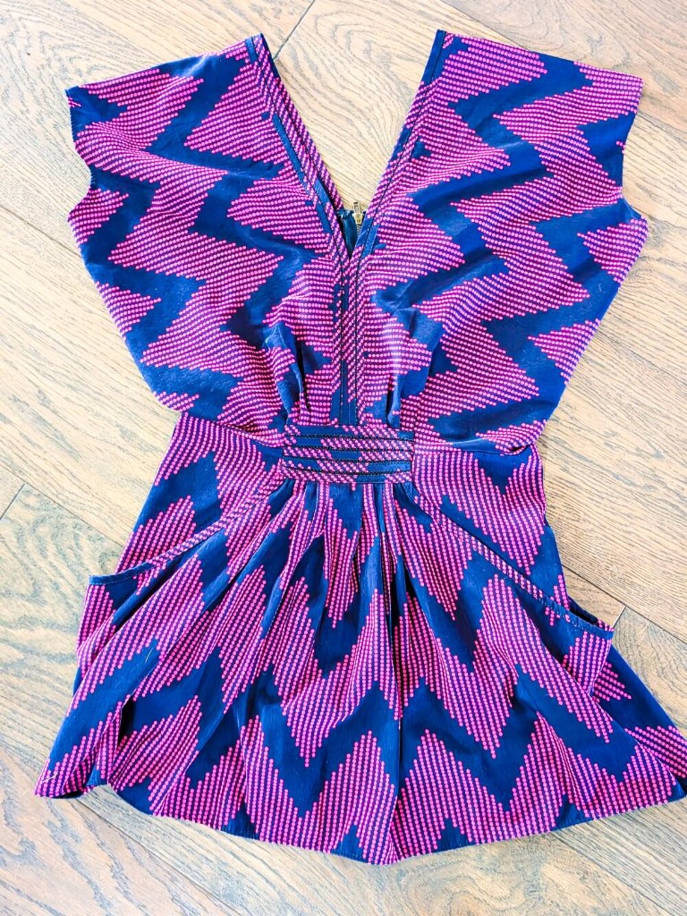 Aryn K Chevron Top Pink Navy V-Neck Zip Pocket XS